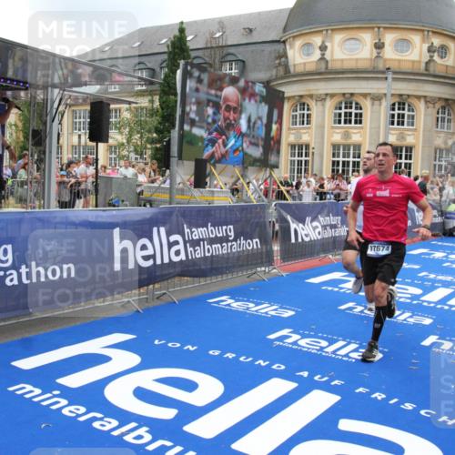 29.06.2025 - hella hamburg halbmarathon Michael Strokosch http://msf.ph/oto/8491101 29.06.2025 10:45:45 Ziel 4854, 5047, 6071, 6711, 11291, 11495, 13975, 14374, 14764, 16617, 17332, 17674, 17835, 18862 meine-sportfotos.de