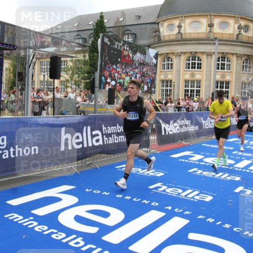 29.06.2025 - hella hamburg halbmarathon Michael Strokosch http://msf.ph/oto/8491186 29.06.2025 10:45:48 Ziel 4345, 4854, 5047, 6071, 6290, 6711, 7385, 13975, 14374, 16617, 17332, 17835 meine-sportfotos.de