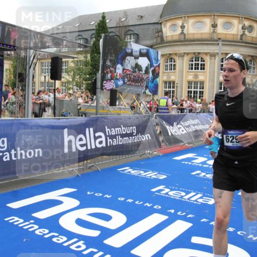 29.06.2025 - hella hamburg halbmarathon Michael Strokosch http://msf.ph/oto/8491369 29.06.2025 10:45:54 Ziel 3477, 4345, 4854, 6290, 6532, 7385, 10792, 11821, 13975, 14374, 14911, 15149, 16624, 17835, 18185 meine-sportfotos.de
