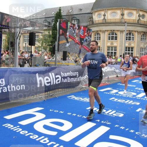 29.06.2025 - hella hamburg halbmarathon Michael Strokosch http://msf.ph/oto/8491440 29.06.2025 10:45:57 Ziel 3477, 4277, 4345, 6532, 7385, 8577, 8871, 10792, 11821, 12084, 14911, 15149, 16624, 17008, 18185, 19116 meine-sportfotos.de