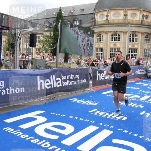29.06.2025 - hella hamburg halbmarathon Michael Strokosch http://msf.ph/oto/8491649 29.06.2025 10:46:05 Ziel 2189, 5648, 6460, 8269, 8577, 8871, 9585, 11936, 12084, 12269, 13630, 14462, 14804, 17008, 18081 meine-sportfotos.de