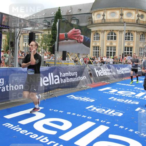 29.06.2025 - hella hamburg halbmarathon Michael Strokosch http://msf.ph/oto/8491769 29.06.2025 10:46:09 Ziel 1759, 2707, 3087, 5648, 6460, 7961, 8269, 9585, 11125, 11936, 12269, 13630, 14804, 16136, 16466, 16475, 18081, 18702 meine-sportfotos.de