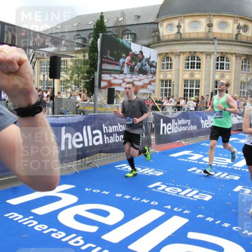 29.06.2025 - hella hamburg halbmarathon Michael Strokosch http://msf.ph/oto/8491837 29.06.2025 10:46:10 Ziel 1759, 2707, 3087, 5648, 6460, 7450, 7961, 9585, 11125, 11936, 12269, 13630, 14804, 16136, 16466, 16475, 18081, 18702 meine-sportfotos.de