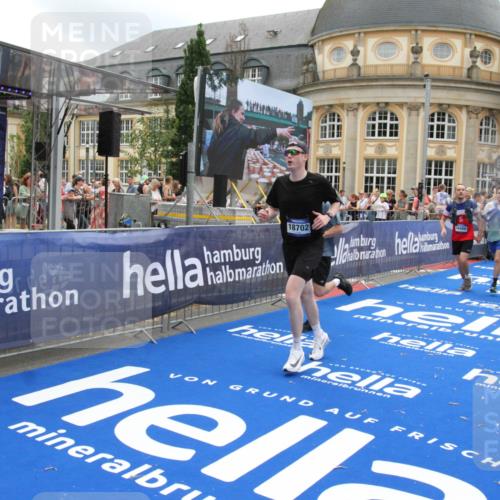 29.06.2025 - hella hamburg halbmarathon Michael Strokosch http://msf.ph/oto/8491932 29.06.2025 10:46:13 Ziel 1569, 1759, 2590, 2707, 3087, 6388, 7450, 7961, 9585, 10796, 11094, 11125, 13630, 16136, 16466, 16475, 18702, 18797 meine-sportfotos.de