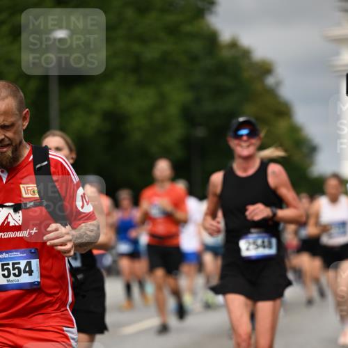 29.06.2025 - hella hamburg halbmarathon Dr. Thomas Lammeyer http://msf.ph/oto/8491934 29.06.2025 10:22:06 Kennedybrücke 1015, 1067, 1274, 1298, 1458, 1477, 1554, 1622, 1641, 1982, 2087, 2094, 2147, 2305, 2548, 2931, 3138, 3482, 3977, 4194, 4738, 4804, 5002, 5004, 5023, 5290, 5294, 7094, 7641, 7649, 7882, 8144, 8248, 8607, 9539, 9586, 9717, 9734, 9798, 9834, 10332, 10509, 10677, 10831, 11275, 11372 meine-sportfotos.de