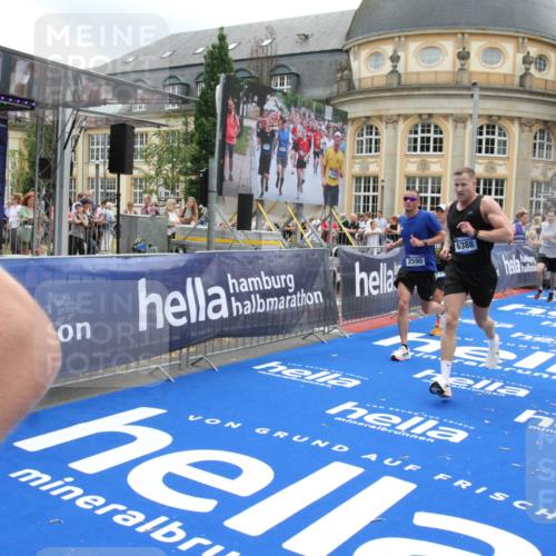 29.06.2025 - hella hamburg halbmarathon Michael Strokosch http://msf.ph/oto/8492109 29.06.2025 10:46:19 Ziel 1569, 2048, 2590, 3056, 4949, 6388, 6691, 7450, 9497, 10796, 11094, 14200, 14262, 17190, 18118, 18797 meine-sportfotos.de
