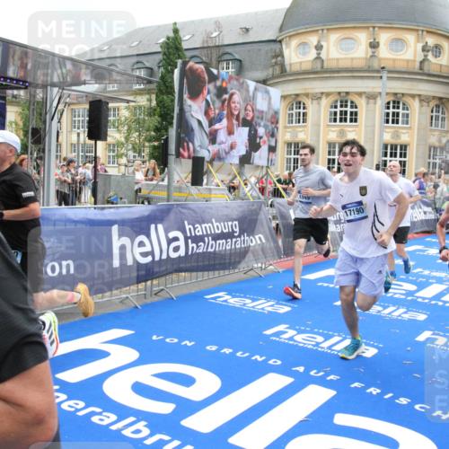 29.06.2025 - hella hamburg halbmarathon Michael Strokosch http://msf.ph/oto/8492172 29.06.2025 10:46:20 Ziel 1569, 1600, 2048, 2590, 3056, 4949, 6388, 6691, 8142, 9497, 10796, 11094, 14200, 14262, 17190, 18118, 18797 meine-sportfotos.de