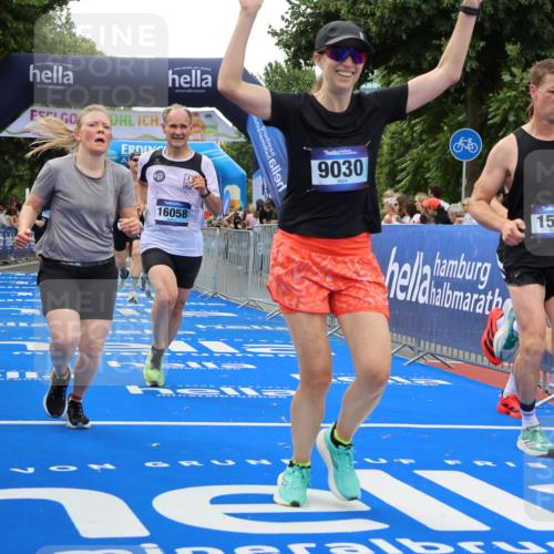 29.06.2025 - hella hamburg halbmarathon Strokosch-Dieckow http://msf.ph/oto/8492194 29.06.2025 10:44:58 Ziel 1171, 1424, 1520, 2098, 2890, 3917, 4425, 4997, 6266, 7709, 7843, 9030, 9710, 9720, 10741, 11688, 12161, 13919, 15334, 15365, 16058, 17381, 17382, 17406, 17544, 18055, 18631 meine-sportfotos.de