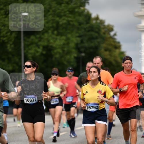 29.06.2025 - hella hamburg halbmarathon Dr. Thomas Lammeyer http://msf.ph/oto/8492214 29.06.2025 10:22:13 Kennedybrücke 1067, 1268, 1298, 1477, 1554, 1641, 1982, 2087, 2094, 2147, 2305, 2548, 3482, 3977, 4194, 4738, 4804, 5002, 5004, 5023, 5290, 5294, 6332, 7094, 7160, 7413, 7641, 7649, 7838, 7882, 7883, 8144, 8248, 9539, 9586, 9717, 9734, 9798, 9834, 9844, 10174, 10332, 10831, 10908, 10946, 11275, 11352 meine-sportfotos.de