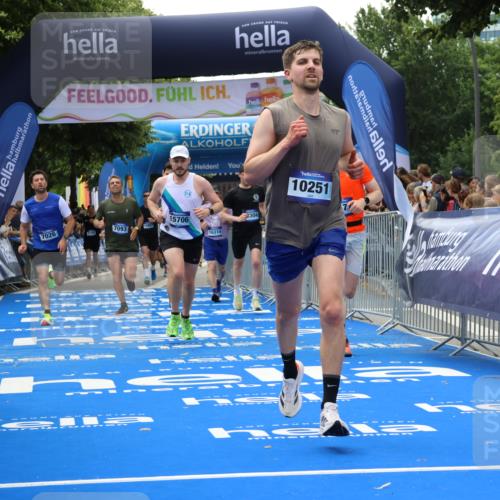 29.06.2025 - hella hamburg halbmarathon Strokosch-Dieckow http://msf.ph/oto/8492388 29.06.2025 10:43:09 Ziel 1675, 4229, 6721, 7026, 7093, 7451, 9833, 10251, 11177, 12153, 12657, 12723, 12776, 12839, 15255, 15706, 16314, 16997, 17177, 18304, 19038 meine-sportfotos.de