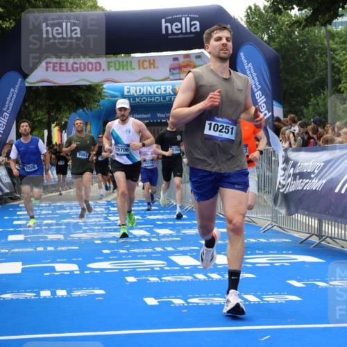 29.06.2025 - hella hamburg halbmarathon Strokosch-Dieckow http://msf.ph/oto/8492408 29.06.2025 10:43:09 Ziel 1675, 4229, 6721, 7026, 7093, 7451, 9833, 10251, 11177, 12153, 12657, 12723, 12776, 12839, 15255, 15706, 16314, 16997, 17177, 18304, 19038 meine-sportfotos.de