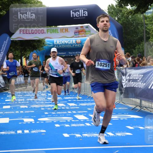 29.06.2025 - hella hamburg halbmarathon Strokosch-Dieckow http://msf.ph/oto/8492443 29.06.2025 10:43:09 Ziel 1675, 4229, 6721, 7026, 7093, 7451, 9833, 10251, 11177, 12153, 12657, 12723, 12776, 12839, 15255, 15706, 16314, 16997, 17177, 18304, 19038 meine-sportfotos.de