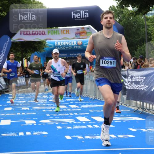 29.06.2025 - hella hamburg halbmarathon Strokosch-Dieckow http://msf.ph/oto/8492453 29.06.2025 10:43:09 Ziel 1675, 4229, 6721, 7026, 7093, 7451, 9833, 10251, 11177, 12153, 12657, 12723, 12776, 12839, 15255, 15706, 16314, 16997, 17177, 18304, 19038 meine-sportfotos.de