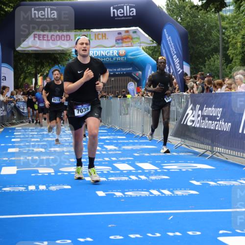 29.06.2025 - hella hamburg halbmarathon Strokosch-Dieckow http://msf.ph/oto/8492714 29.06.2025 10:42:58 Ziel 4229, 4823, 5477, 6721, 7035, 8218, 9364, 9833, 10469, 12657, 12723, 12776, 12839, 14849, 17177, 18559, 18659, 19038 meine-sportfotos.de