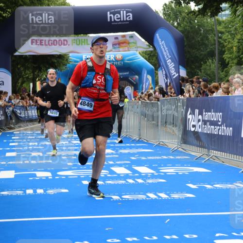 29.06.2025 - hella hamburg halbmarathon Strokosch-Dieckow http://msf.ph/oto/8492763 29.06.2025 10:42:57 Ziel 4823, 5011, 5477, 7035, 8218, 9364, 10469, 12657, 12723, 12776, 12839, 13398, 14447, 14849, 18559, 18659, 19038 meine-sportfotos.de