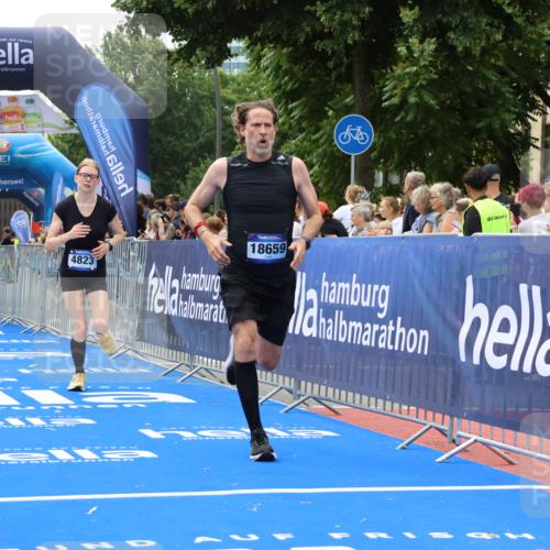29.06.2025 - hella hamburg halbmarathon Strokosch-Dieckow http://msf.ph/oto/8492823 29.06.2025 10:42:55 Ziel 4823, 5011, 5477, 7035, 8218, 9364, 10469, 13398, 14447, 14849, 15297, 15301, 15851, 18559, 18659 meine-sportfotos.de