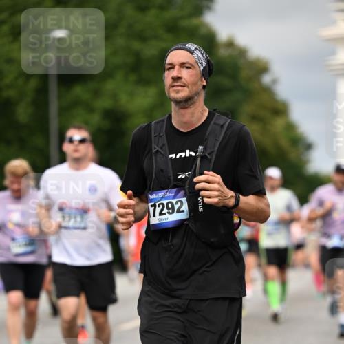 29.06.2025 - hella hamburg halbmarathon Dr. Thomas Lammeyer http://msf.ph/oto/8492851 29.06.2025 10:22:19 Kennedybrücke 1067, 1268, 1298, 1477, 1641, 1820, 1982, 2087, 2147, 2305, 2548, 2634, 3125, 3482, 3977, 4194, 4738, 4804, 5023, 5290, 5294, 5909, 6332, 7094, 7160, 7413, 7641, 7649, 7838, 7882, 7883, 8248, 9539, 9586, 9717, 9734, 9834, 9844, 10174, 10332, 10659, 10831, 10908, 10946, 11352 meine-sportfotos.de