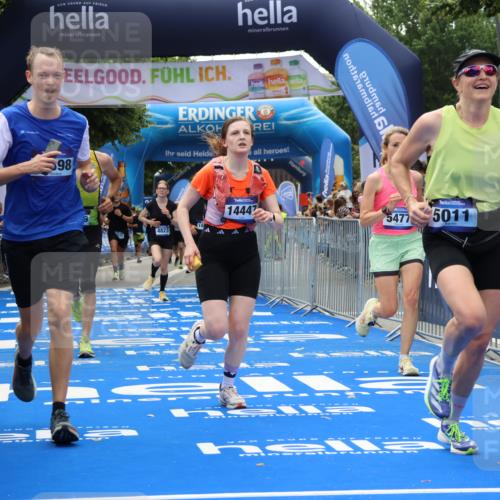 29.06.2025 - hella hamburg halbmarathon Strokosch-Dieckow http://msf.ph/oto/8492973 29.06.2025 10:42:51 Ziel 4823, 5011, 5477, 7035, 7105, 13398, 13725, 14447, 14560, 14813, 14849, 15297, 15301, 15851, 18559, 18659 meine-sportfotos.de