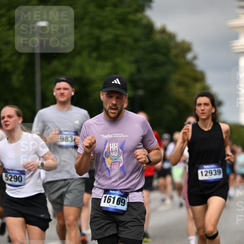 29.06.2025 - hella hamburg halbmarathon Dr. Thomas Lammeyer http://msf.ph/oto/8493002 29.06.2025 10:22:23 Kennedybrücke 1067, 1268, 1298, 1477, 1641, 1820, 1982, 2087, 2305, 2634, 3125, 3482, 3977, 4194, 4738, 4804, 5023, 5290, 5909, 6332, 7160, 7413, 7649, 7838, 7882, 7883, 8248, 8341, 9222, 9539, 9586, 9717, 9734, 9834, 9844, 10174, 10332, 10659, 10831, 10908, 10946, 11352 meine-sportfotos.de