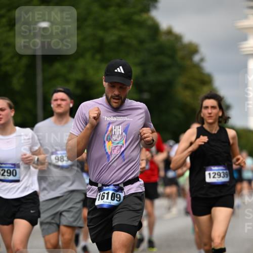 29.06.2025 - hella hamburg halbmarathon Dr. Thomas Lammeyer http://msf.ph/oto/8493007 29.06.2025 10:22:23 Kennedybrücke 1067, 1268, 1298, 1477, 1641, 1820, 1982, 2087, 2305, 2634, 3125, 3482, 3977, 4194, 4738, 4804, 5023, 5290, 5909, 6332, 7160, 7413, 7649, 7838, 7882, 7883, 8248, 8341, 9222, 9539, 9586, 9717, 9734, 9834, 9844, 10174, 10332, 10659, 10831, 10908, 10946, 11352 meine-sportfotos.de