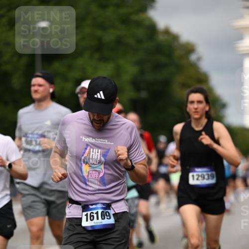 29.06.2025 - hella hamburg halbmarathon Dr. Thomas Lammeyer http://msf.ph/oto/8493016 29.06.2025 10:22:23 Kennedybrücke 1067, 1268, 1298, 1477, 1641, 1820, 1982, 2087, 2305, 2634, 3125, 3482, 3977, 4194, 4738, 4804, 5023, 5290, 5909, 6332, 7160, 7413, 7649, 7838, 7882, 7883, 8248, 8341, 9222, 9539, 9586, 9717, 9734, 9834, 9844, 10174, 10332, 10659, 10831, 10908, 10946, 11352 meine-sportfotos.de