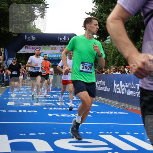 29.06.2025 - hella hamburg halbmarathon Strokosch-Dieckow http://msf.ph/oto/8493208 29.06.2025 10:44:50 Ziel 1424, 1520, 1941, 2098, 2890, 2970, 3004, 3098, 3785, 4270, 4425, 4915, 7056, 7167, 7325, 9030, 9720, 12161, 16834, 17251, 17382, 17406, 18055, 18631, 19207, 19210 meine-sportfotos.de