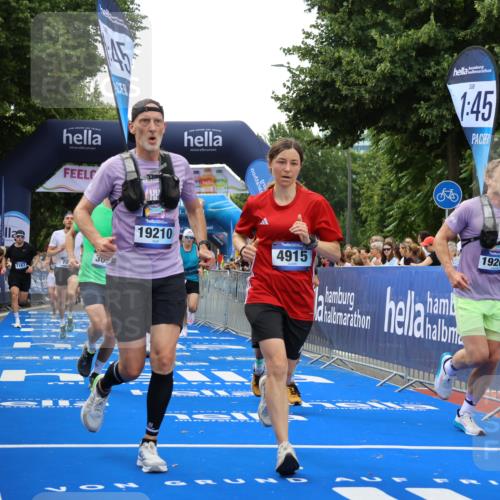 29.06.2025 - hella hamburg halbmarathon Strokosch-Dieckow http://msf.ph/oto/8493320 29.06.2025 10:44:48 Ziel 1941, 2098, 2890, 2970, 3004, 3098, 3785, 4270, 4425, 4915, 7056, 7167, 7325, 9030, 9720, 12161, 15185, 15233, 16834, 17251, 17382, 17406, 18631, 19207, 19210 meine-sportfotos.de