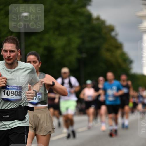 29.06.2025 - hella hamburg halbmarathon Dr. Thomas Lammeyer http://msf.ph/oto/8493366 29.06.2025 10:22:27 Kennedybrücke 1067, 1234, 1268, 1298, 1477, 1820, 2087, 2305, 2335, 2634, 2821, 3125, 3482, 4194, 4738, 5290, 5909, 6332, 7160, 7413, 7649, 7838, 7882, 7883, 8248, 8341, 9222, 9539, 9586, 9717, 9734, 9834, 9844, 10174, 10659, 10831, 10908, 10946, 11352 meine-sportfotos.de