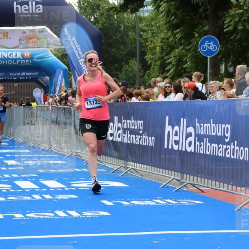 29.06.2025 - hella hamburg halbmarathon Strokosch-Dieckow http://msf.ph/oto/8493385 29.06.2025 10:42:45 Ziel 1700, 5011, 5477, 7105, 9371, 9534, 13398, 13725, 14447, 14560, 14813, 15297, 15301, 15851, 17000, 18559 meine-sportfotos.de