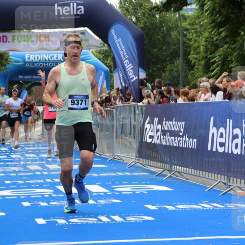 29.06.2025 - hella hamburg halbmarathon Strokosch-Dieckow http://msf.ph/oto/8493410 29.06.2025 10:42:42 Ziel 1700, 7105, 9371, 9534, 13483, 13725, 14560, 14813, 15297, 15301, 15851, 17000, 18275, 18632 meine-sportfotos.de