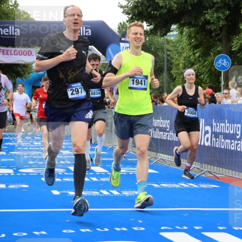 29.06.2025 - hella hamburg halbmarathon Strokosch-Dieckow http://msf.ph/oto/8493585 29.06.2025 10:44:46 Ziel 1941, 2098, 2970, 3004, 3098, 3785, 4270, 4425, 4915, 7056, 7167, 7325, 9720, 12161, 15185, 15233, 16834, 17251, 17406, 18437, 18631, 19207, 19210 meine-sportfotos.de