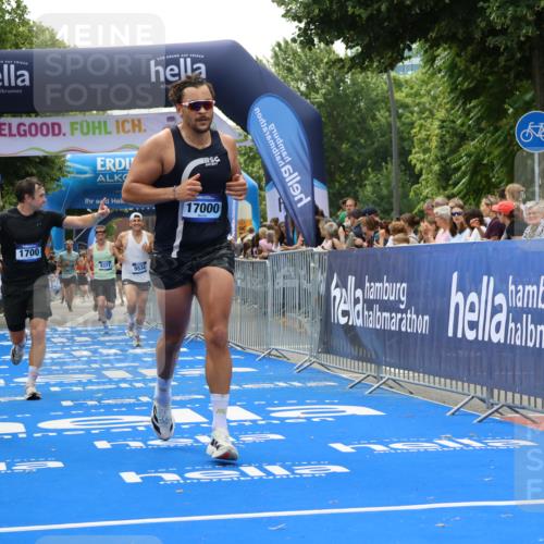 29.06.2025 - hella hamburg halbmarathon Strokosch-Dieckow http://msf.ph/oto/8493611 29.06.2025 10:42:38 Ziel 1700, 1735, 4235, 7508, 9371, 9534, 13483, 13725, 17000, 17016, 18275, 18632 meine-sportfotos.de