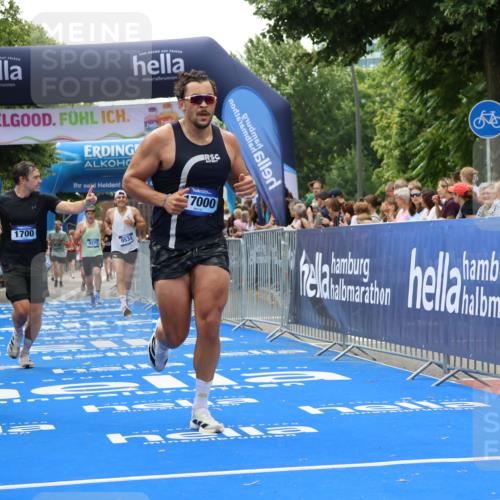 29.06.2025 - hella hamburg halbmarathon Strokosch-Dieckow http://msf.ph/oto/8493639 29.06.2025 10:42:38 Ziel 1700, 1735, 4235, 7508, 9371, 9534, 13483, 13725, 17000, 17016, 18275, 18632 meine-sportfotos.de