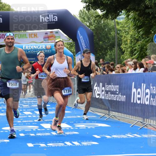 29.06.2025 - hella hamburg halbmarathon Strokosch-Dieckow http://msf.ph/oto/8493671 29.06.2025 10:42:35 Ziel 1209, 1700, 1735, 1962, 4235, 7508, 9371, 9534, 13446, 13483, 16295, 16333, 17000, 17016, 17733, 18275, 18632, 18680 meine-sportfotos.de