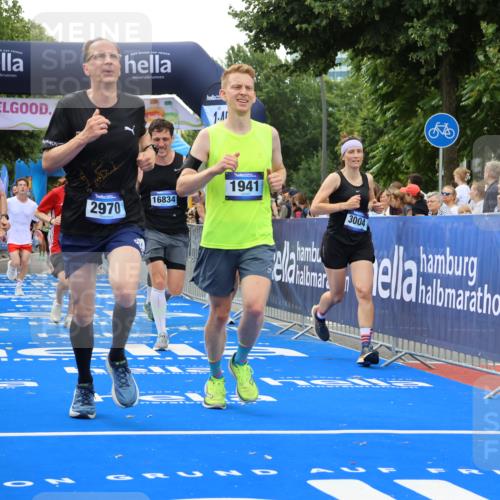 29.06.2025 - hella hamburg halbmarathon Strokosch-Dieckow http://msf.ph/oto/8493675 29.06.2025 10:44:46 Ziel 1941, 2098, 2970, 3004, 3098, 3785, 4270, 4425, 4915, 7056, 7167, 7325, 9720, 12161, 15185, 15233, 16834, 17251, 17406, 18437, 18631, 19207, 19210 meine-sportfotos.de