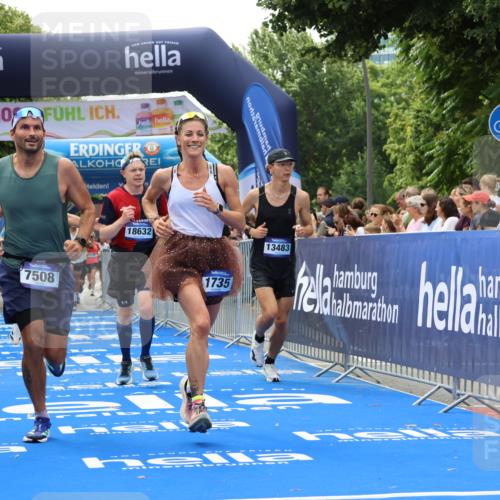 29.06.2025 - hella hamburg halbmarathon Strokosch-Dieckow http://msf.ph/oto/8493678 29.06.2025 10:42:35 Ziel 1209, 1700, 1735, 1962, 4235, 7508, 9371, 9534, 13446, 13483, 16295, 16333, 17000, 17016, 17733, 18275, 18632, 18680 meine-sportfotos.de