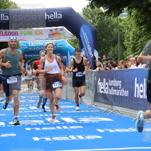 29.06.2025 - hella hamburg halbmarathon Strokosch-Dieckow http://msf.ph/oto/8493694 29.06.2025 10:42:35 Ziel 1209, 1700, 1735, 1962, 4235, 7508, 9371, 9534, 13446, 13483, 16295, 16333, 17000, 17016, 17733, 18275, 18632, 18680 meine-sportfotos.de