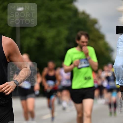 29.06.2025 - hella hamburg halbmarathon Dr. Thomas Lammeyer http://msf.ph/oto/8493783 29.06.2025 10:22:35 Kennedybrücke 1234, 1268, 1477, 1820, 2087, 2335, 2634, 2821, 3125, 3202, 3482, 4123, 4383, 5290, 5733, 5909, 6332, 7121, 7160, 7413, 7445, 7649, 7838, 7882, 7883, 8067, 8341, 8665, 9222, 9276, 9505, 9834, 9844, 10174, 10502, 10659, 10856, 10908, 10946, 11020, 11352 meine-sportfotos.de