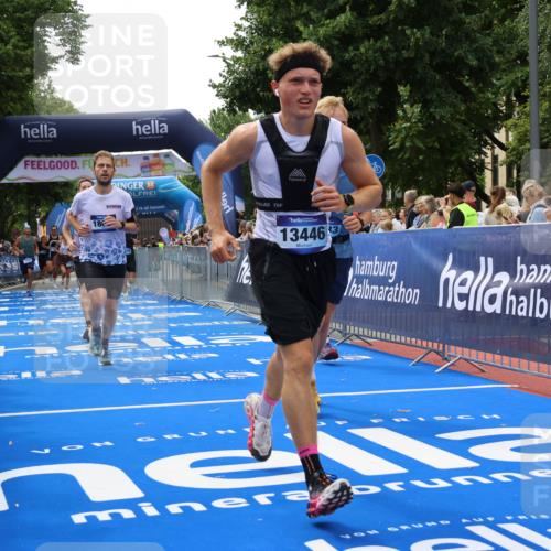 29.06.2025 - hella hamburg halbmarathon Strokosch-Dieckow http://msf.ph/oto/8493844 29.06.2025 10:42:31 Ziel 1209, 1256, 1353, 1735, 1800, 1962, 2233, 3523, 4235, 7116, 7448, 7508, 7693, 7734, 13446, 13483, 15095, 15623, 16295, 16333, 17000, 17016, 17637, 17733, 17911, 18275, 18632, 18680 meine-sportfotos.de