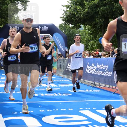 29.06.2025 - hella hamburg halbmarathon Strokosch-Dieckow http://msf.ph/oto/8493859 29.06.2025 10:42:28 Ziel 1209, 1256, 1353, 1735, 1800, 1962, 2233, 3523, 4235, 6639, 7116, 7448, 7508, 7693, 7734, 11907, 13446, 14226, 15095, 15175, 15623, 15654, 16281, 16295, 16333, 17016, 17637, 17733, 17911, 18330, 18680 meine-sportfotos.de