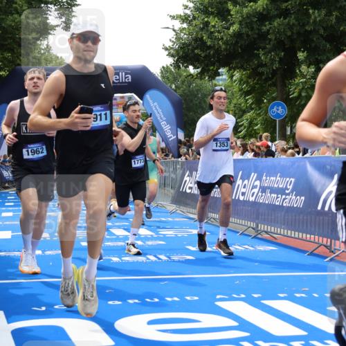 29.06.2025 - hella hamburg halbmarathon Strokosch-Dieckow http://msf.ph/oto/8493879 29.06.2025 10:42:28 Ziel 1209, 1256, 1353, 1735, 1800, 1962, 2233, 3523, 4235, 6639, 7116, 7448, 7508, 7693, 7734, 11907, 13446, 14226, 15095, 15175, 15623, 15654, 16281, 16295, 16333, 17016, 17637, 17733, 17911, 18330, 18680 meine-sportfotos.de