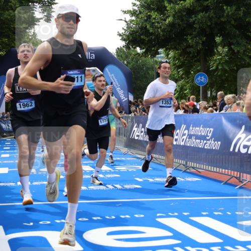29.06.2025 - hella hamburg halbmarathon Strokosch-Dieckow http://msf.ph/oto/8493891 29.06.2025 10:42:28 Ziel 1209, 1256, 1353, 1735, 1800, 1962, 2233, 3523, 4235, 6639, 7116, 7448, 7508, 7693, 7734, 11907, 13446, 14226, 15095, 15175, 15623, 15654, 16281, 16295, 16333, 17016, 17637, 17733, 17911, 18330, 18680 meine-sportfotos.de