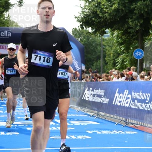 29.06.2025 - hella hamburg halbmarathon Strokosch-Dieckow http://msf.ph/oto/8493910 29.06.2025 10:42:27 Ziel 1209, 1256, 1353, 1735, 1800, 1962, 2233, 3523, 4235, 6639, 6770, 7116, 7448, 7508, 7693, 7734, 11907, 13446, 13807, 14226, 15095, 15175, 15623, 15654, 16281, 16295, 16333, 17016, 17637, 17733, 17911, 18330, 18680 meine-sportfotos.de
