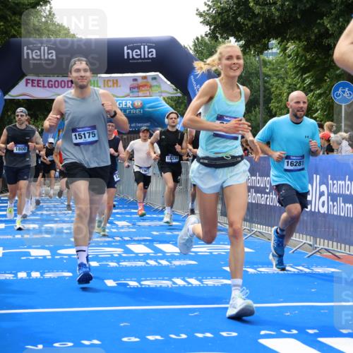 29.06.2025 - hella hamburg halbmarathon Strokosch-Dieckow http://msf.ph/oto/8494092 29.06.2025 10:42:22 Ziel 1209, 1256, 1312, 1353, 1800, 1903, 1962, 2233, 2675, 3523, 6639, 6770, 7116, 7448, 7693, 7734, 7865, 11907, 13446, 13746, 13807, 14226, 14811, 15095, 15175, 15270, 15623, 15654, 16281, 16333, 16660, 17637, 17733, 17911, 18330 meine-sportfotos.de