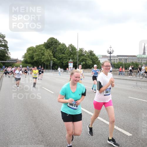 29.06.2025 - hella hamburg halbmarathon Jannik Wohlers http://msf.ph/oto/8495229 29.06.2025 10:55:13 Lombardsbrücke 1616, 1873, 1917, 3101, 3244, 5220, 5222, 5487, 5575, 6257, 7548, 8527, 8626, 8648, 9548, 9614, 9618, 9857, 9858, 9956, 10094, 10436, 10438, 10559, 10593, 10885, 12695, 12902, 13504, 15081, 15116, 15289, 16267, 16336, 16651, 16768, 16855, 16926, 17019, 17392, 17396, 18670, 18907, 18972 meine-sportfotos.de