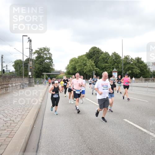 29.06.2025 - hella hamburg halbmarathon Jannik Wohlers http://msf.ph/oto/8495263 29.06.2025 10:55:21 Lombardsbrücke 1616, 3101, 3244, 4265, 4470, 4896, 5220, 5222, 5575, 6055, 6056, 6113, 6257, 6594, 7548, 7969, 8110, 8527, 8532, 8533, 8648, 9548, 9614, 9618, 9861, 9865, 9956, 10094, 10436, 10438, 10449, 10593, 11903, 11962, 11963, 12695, 13504, 14124, 14492, 15081, 15116, 15289, 15763, 15764, 16336, 16651, 16768, 16926, 17168, 17392, 18195, 18907 meine-sportfotos.de