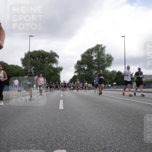 29.06.2025 - hella hamburg halbmarathon Luisa Fischer http://msf.ph/oto/8495267 29.06.2025 10:53:24 Kennedybrücke 7301, 3183, 2160, 3701, 3710, 4168, 7755, 8254, 9940, 10060 meine-sportfotos.de
