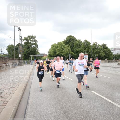 29.06.2025 - hella hamburg halbmarathon Jannik Wohlers http://msf.ph/oto/8495272 29.06.2025 10:55:21 Lombardsbrücke 1616, 3101, 3244, 4265, 4470, 4896, 5220, 5222, 5575, 6055, 6056, 6113, 6257, 6594, 7548, 7969, 8110, 8527, 8532, 8533, 8648, 9548, 9614, 9618, 9861, 9865, 9956, 10094, 10436, 10438, 10449, 10593, 11903, 11962, 11963, 12695, 13504, 14124, 14492, 15081, 15116, 15289, 15763, 15764, 16336, 16651, 16768, 16926, 17168, 17392, 18195, 18907 meine-sportfotos.de