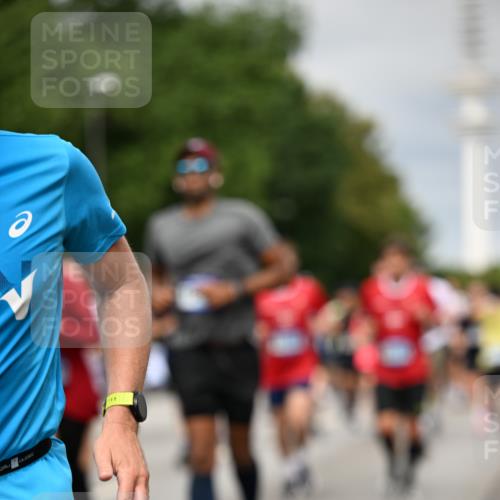 29.06.2025 - hella hamburg halbmarathon Dr. Thomas Lammeyer http://msf.ph/oto/8495305 29.06.2025 10:22:58 Kennedybrücke 1349, 1521, 2096, 2781, 3026, 3202, 3321, 3591, 3592, 4123, 4383, 4718, 4845, 5049, 5264, 5266, 5323, 5611, 5733, 5910, 6194, 6413, 6477, 6482, 7121, 7214, 7445, 7454, 8067, 8665, 8799, 9276, 9505, 9549, 9658, 9756, 9757, 9964, 10037, 10172, 10467, 10502, 10687, 10816, 10856, 11020 meine-sportfotos.de