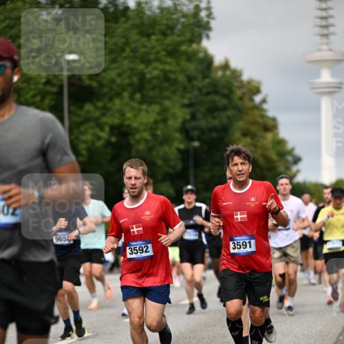 29.06.2025 - hella hamburg halbmarathon Dr. Thomas Lammeyer http://msf.ph/oto/8495362 29.06.2025 10:22:59 Kennedybrücke 1349, 1521, 2096, 2781, 3026, 3202, 3321, 3591, 3592, 4383, 4718, 4845, 5049, 5264, 5266, 5323, 5611, 5733, 5910, 6194, 6413, 6477, 6482, 7051, 7121, 7214, 7454, 8665, 8799, 9276, 9505, 9549, 9658, 9756, 9757, 9964, 10037, 10172, 10467, 10502, 10687, 10816, 10856, 11020 meine-sportfotos.de